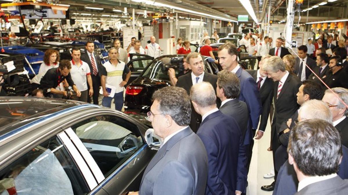 El príncipe Felipe, en su visita a las nuevas instalaciones de Seat en Martorell destinadas a producir el Audi Q3