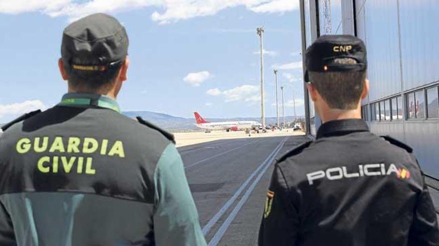 Guardia Civil y Policía Nacional en un simulacro de secuestro en Son Sant Joan.