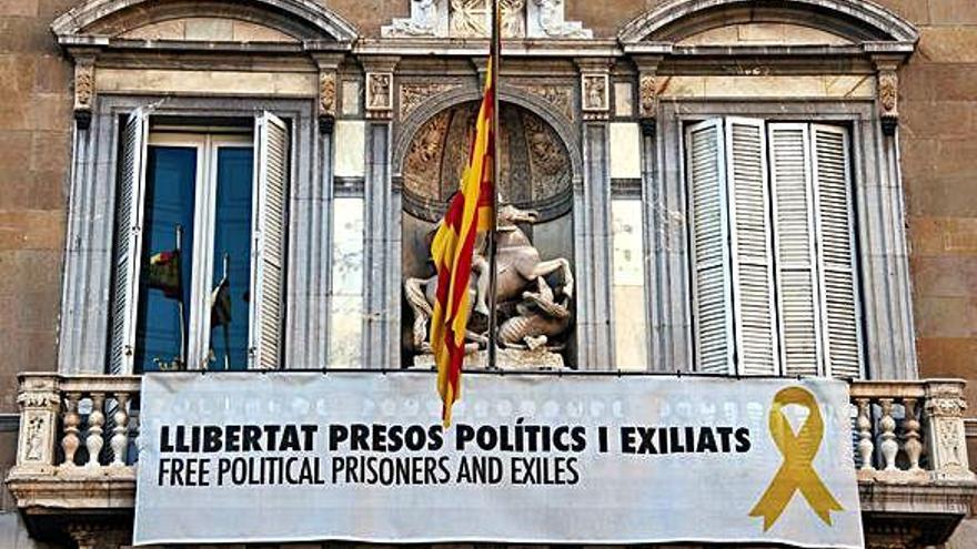 La polèmica pancarta al balcó del Palau de la Generalitat