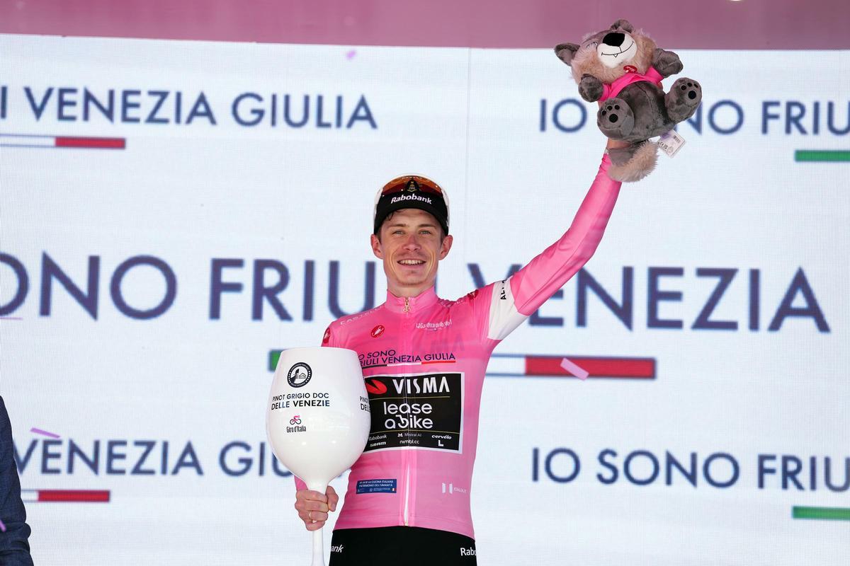 Vingegaard, en el podio del Giro.