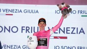 Vingegaard, en el podio del Giro.