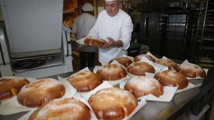 Un panadero de Alzira elabora una remesa de «reganyaes» en una imagen de archivo.