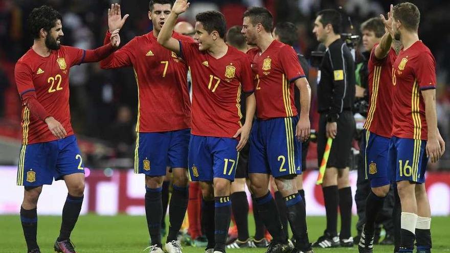 Los jugadores de la selección española celebran un gol en Wembley ante Inglaterra.