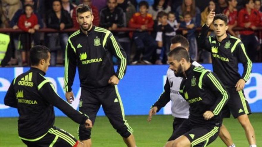 Piqué, relajado en el primer entrenamiento de la selección en Logroño