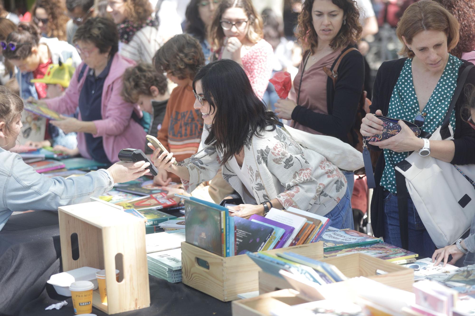 Día del Libro en Mallorca: Los lectores abarrotan el centro de Palma