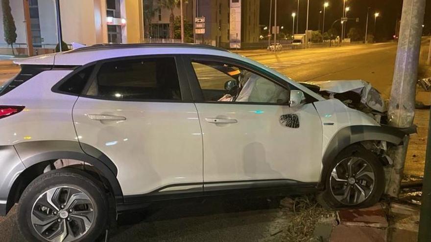 Se estrella contra una farola cuando conducía bebida por Murcia