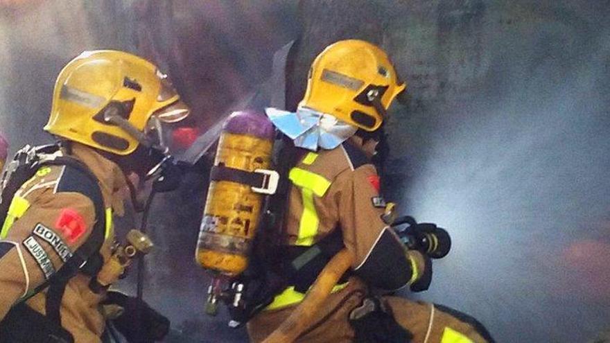 Els Bombers treballant en un incendi, foto d&#039;arxiu