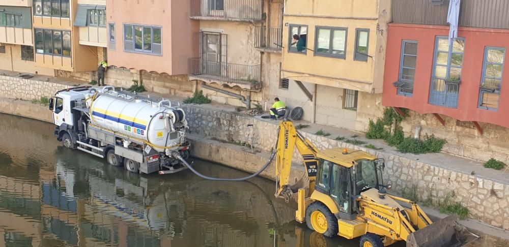 Què hi fan un camió i una excavadora al mig de l'Onyar?