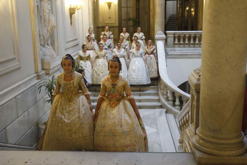 Las cortes de honor ensayan la proclamación de las falleras mayores