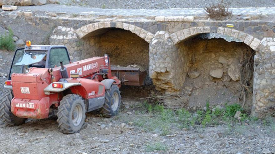 Limpieza de un arroyo y de los ojos de un puente.