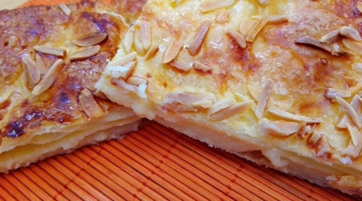 Una coca de llardons casolana.