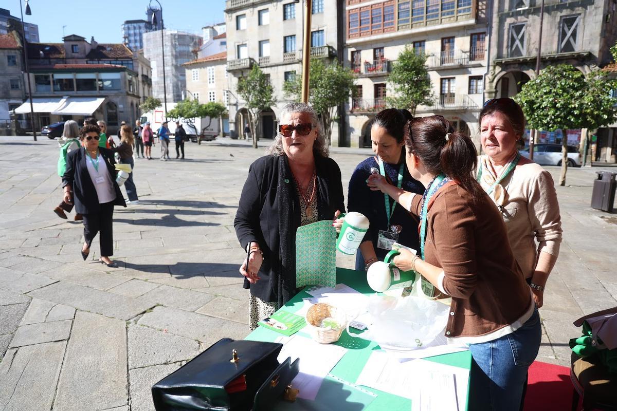 Un grupo de voluntarias en el arranque de la cuestación.