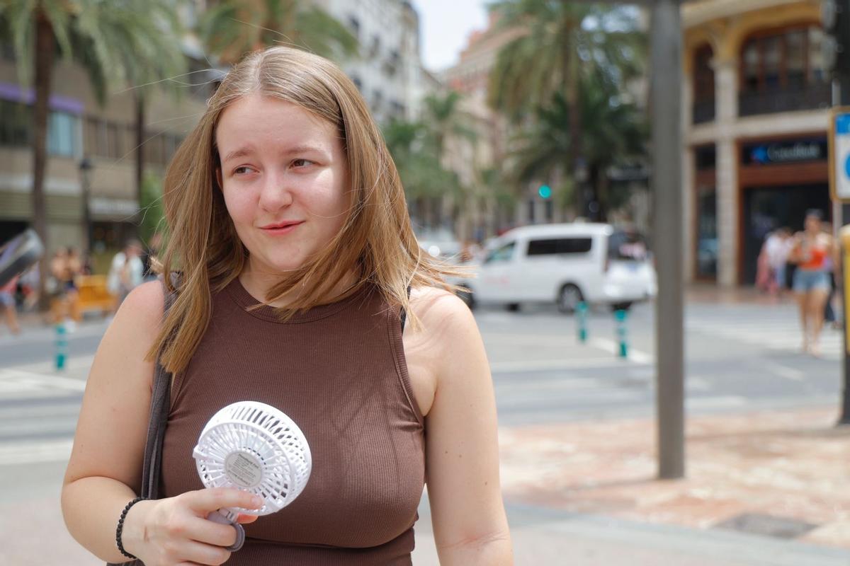 turista con ventilador