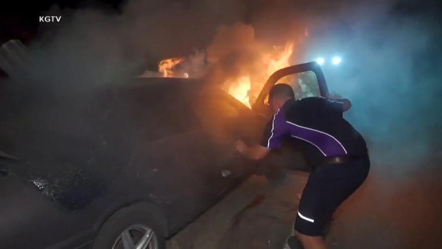 Un repartidor rescata un home de dins d&#039;un cotxe en flames a Califòrnia