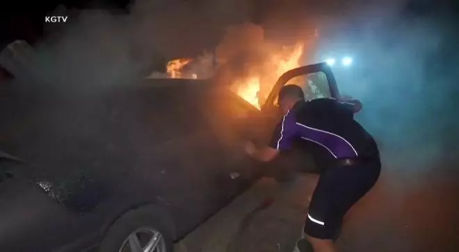 Un repartidor rescata un home de dins d'un cotxe en flames a Califòrnia