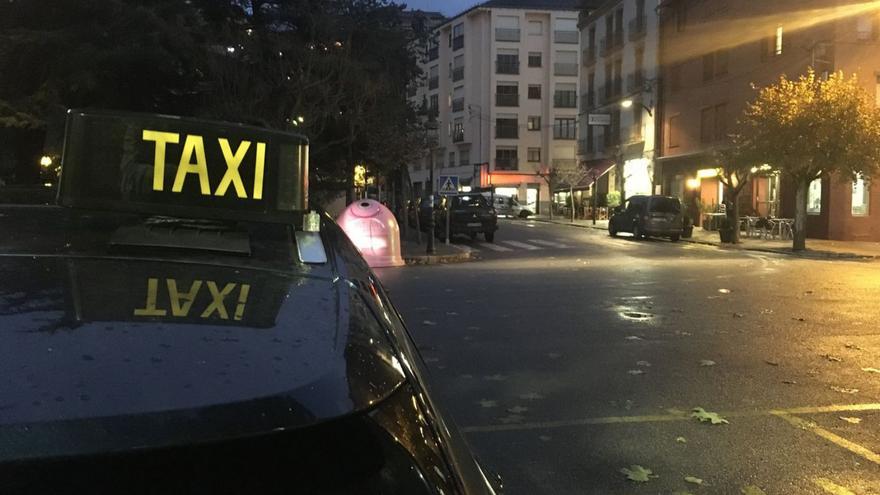 Un taxi a la plaça de l’Estació de Puigcerdà, punt de recollida de molts viatgers | MIQUEL SPA