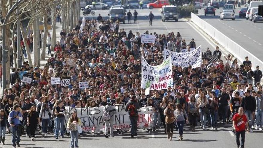 La manifestación estudiantil de la mañana transcurre por la avenida de Burjassot en donde el corte de tráfico fue comunicado.