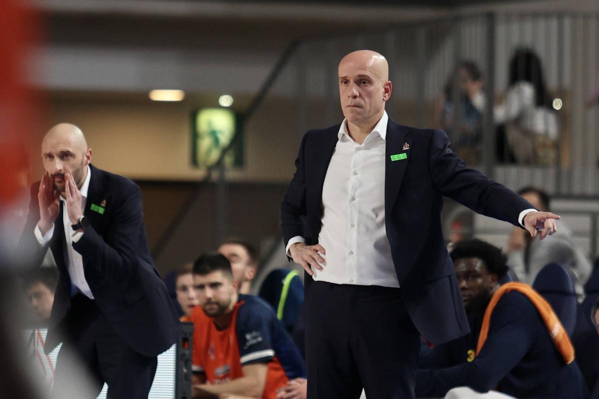 Carles Marco durante el partido en el Palacio de los Deportes de Oviedo