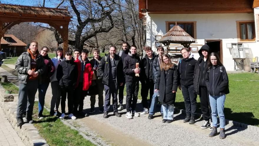 Foto de familia de los estudiantes alistanos y sus compañeros de Rumanía durante el proyecto Erasmus+ sobre emprendimiento rural. | Cedida