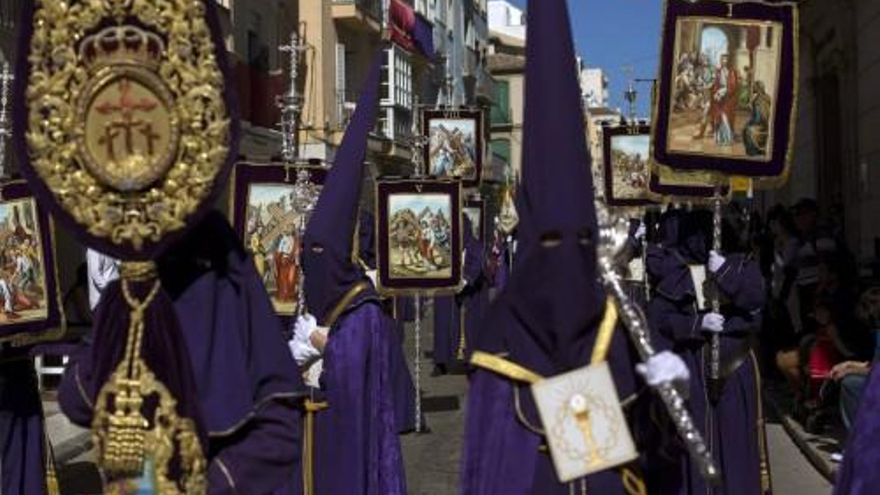 Todas las cofradías llevarán un desfibrilador para atender emergencias esta Semana Santa