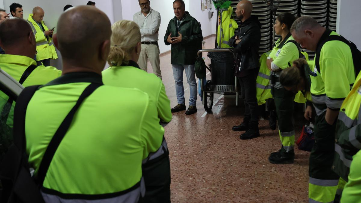 El alcalde y el concejal de Limpieza en su reunión con los trabajadores.