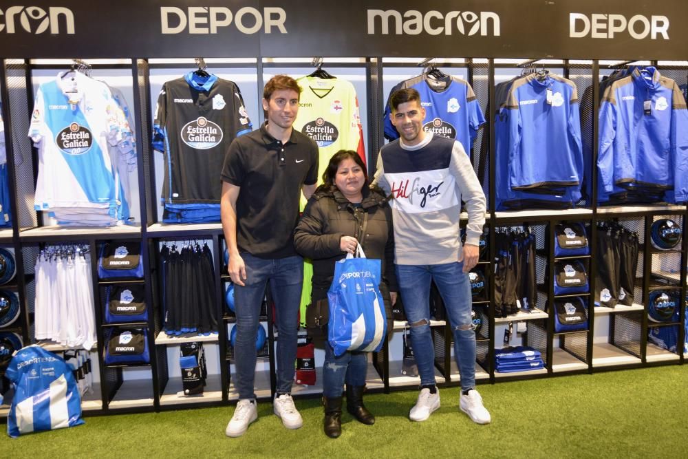 Pedro Mosquera y Juanfran entregan en la Deportienda de Marineda City los premios a los aficionados que participaron en una promoción del centro comercial.