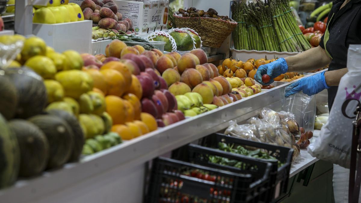 Un puesto de frutas y verduras en el Mercado Central de Elche.