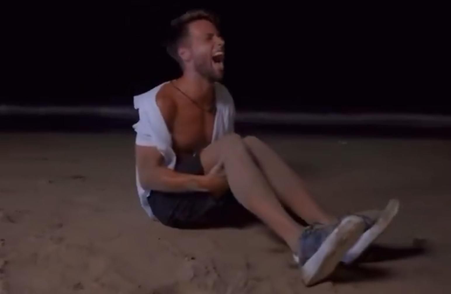 Montoya gritando en la playa