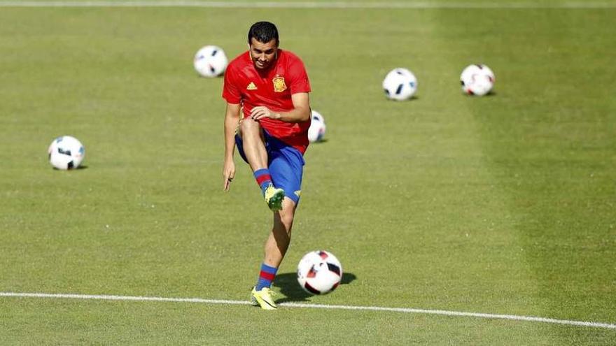 Pedro, durante el entrenamiento de ayer de la Selección. Foto Efe