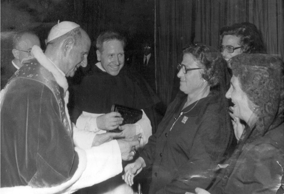 Leandra Rebollo junto a Pablo VI en la canonización de San Juan Macías (1975)