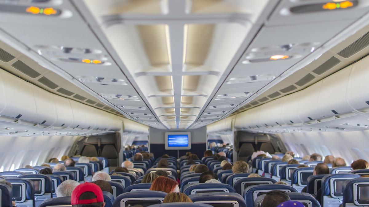 Evita las comidas pesadas antes de viajar en avión.