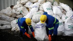 Empleados nepalís recogen basura recopilada en el Everest.