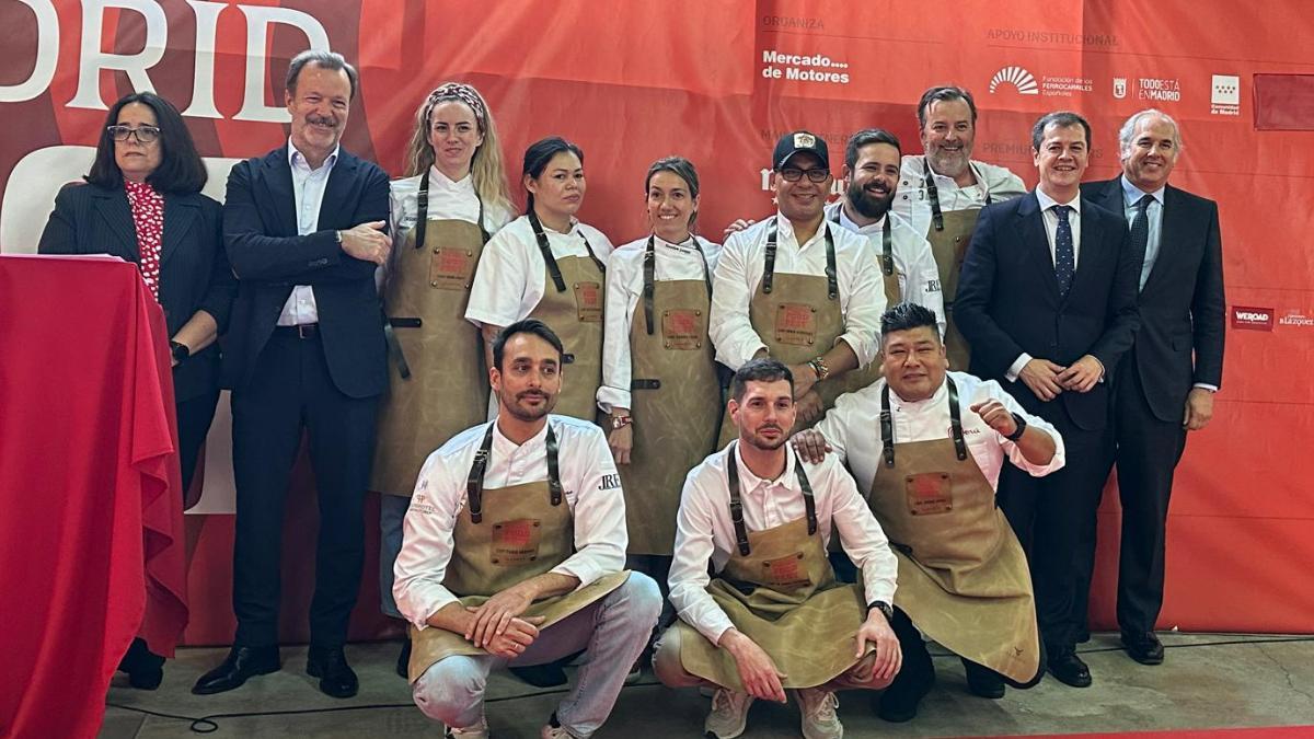Algunos de los cocineros participantes en Madrid Food Fest posan junto a Luis Suárez de Lezo, presidente de la Real Academia de Gastronomía; Luis Martín Izquierdo, viceconsejero de Cultura, Turismo y Deporte; y Juan Fraile, director del festival.