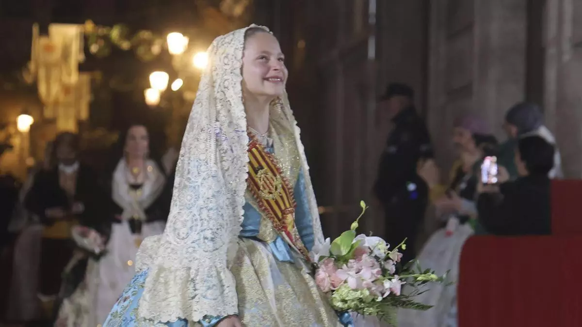 La emoción de Marta Mercader ante la Virgen cierra el primer día de la Ofrenda