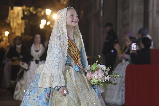 La emoción de Marta Mercader ante la Virgen cierra el primer día de la Ofrenda