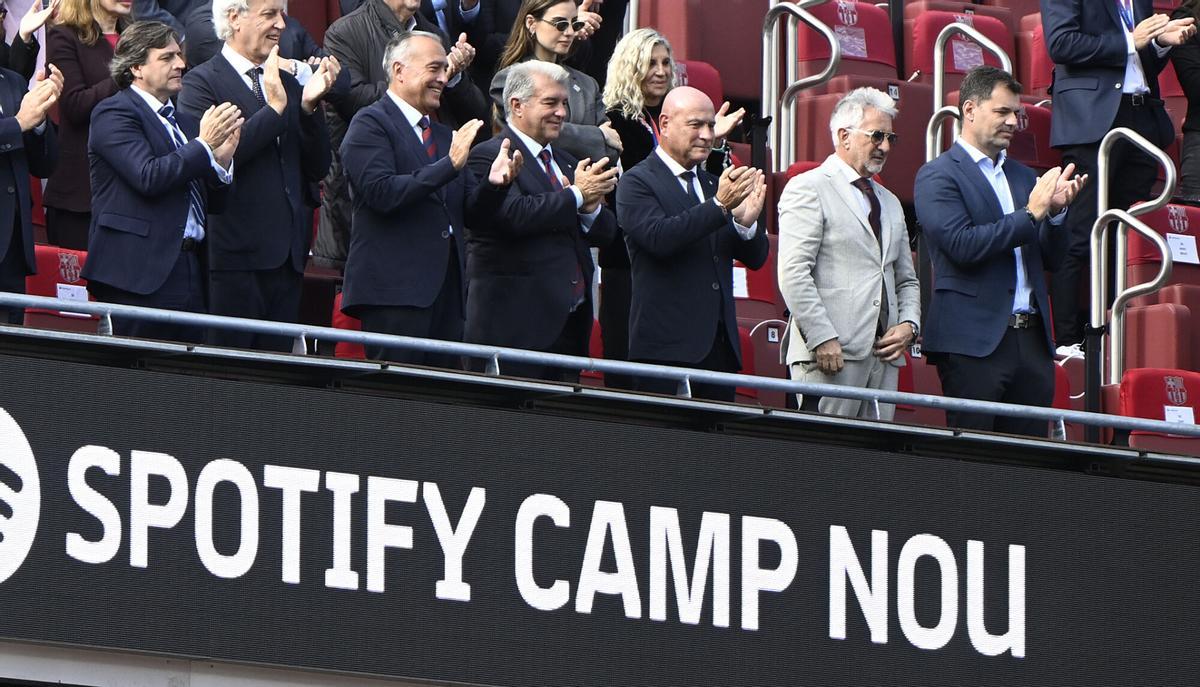 Barcelona. 07.11.2025. Deportes. Joan Laporta y su junta directiva aplaude en el palco del Spotify Camp Nou tras presenciar el primer test con casi 22.000 aficionados en la grada del entrenamiento del primer equipo del Barça . Fotografía de Jordi Cotrina