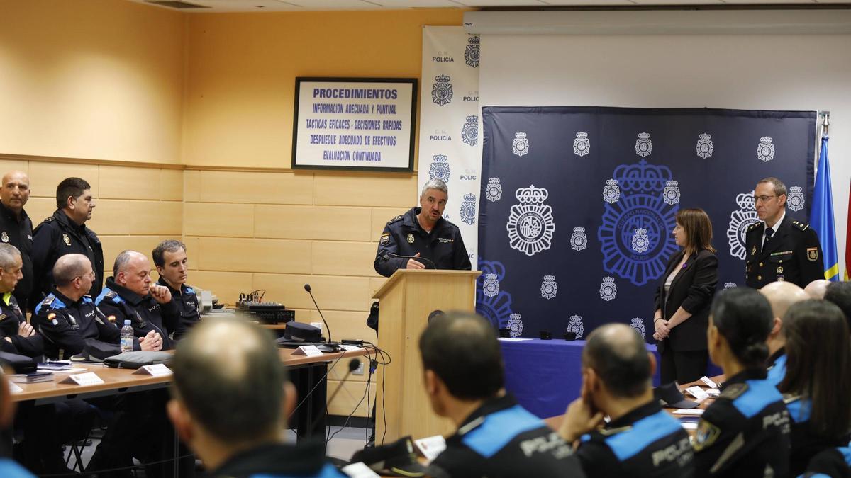 El Jefe Superior de Policía, junto a la deelgada del Gobierno y el inspector jefe Óscar Fernández, en la clausura del las jornadas.