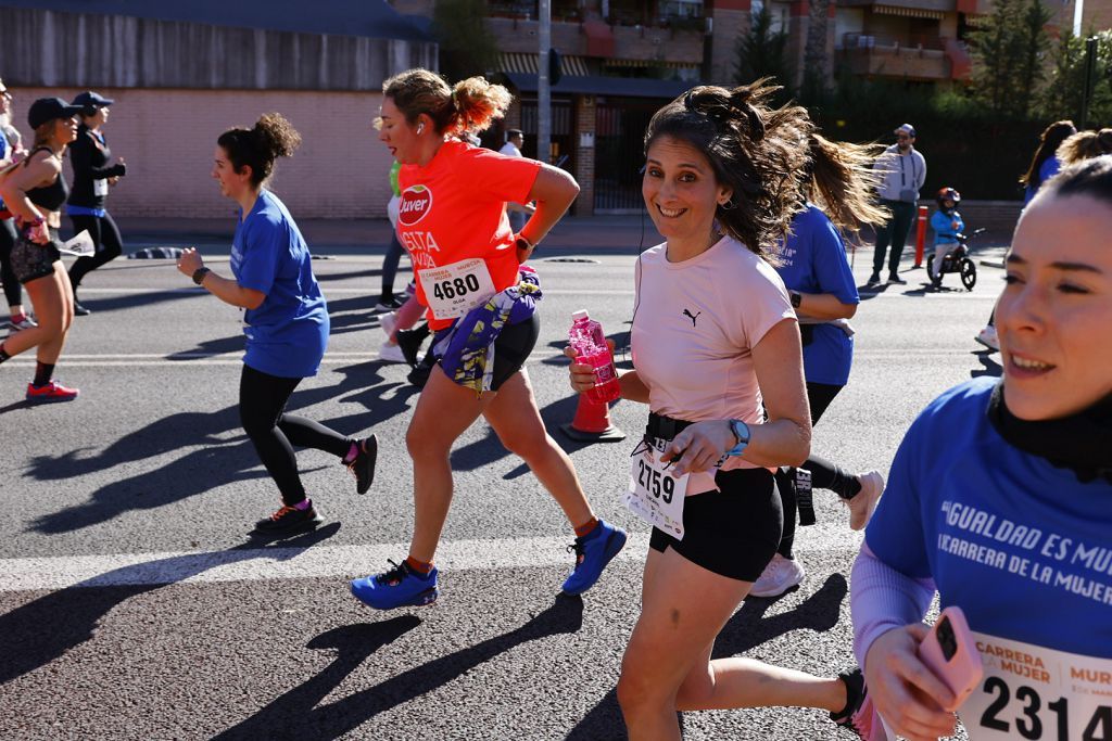 Imágenes del recorrido de la Carrera de la Mujer: avenida Pío Baroja y puente del Reina Sofía (I)