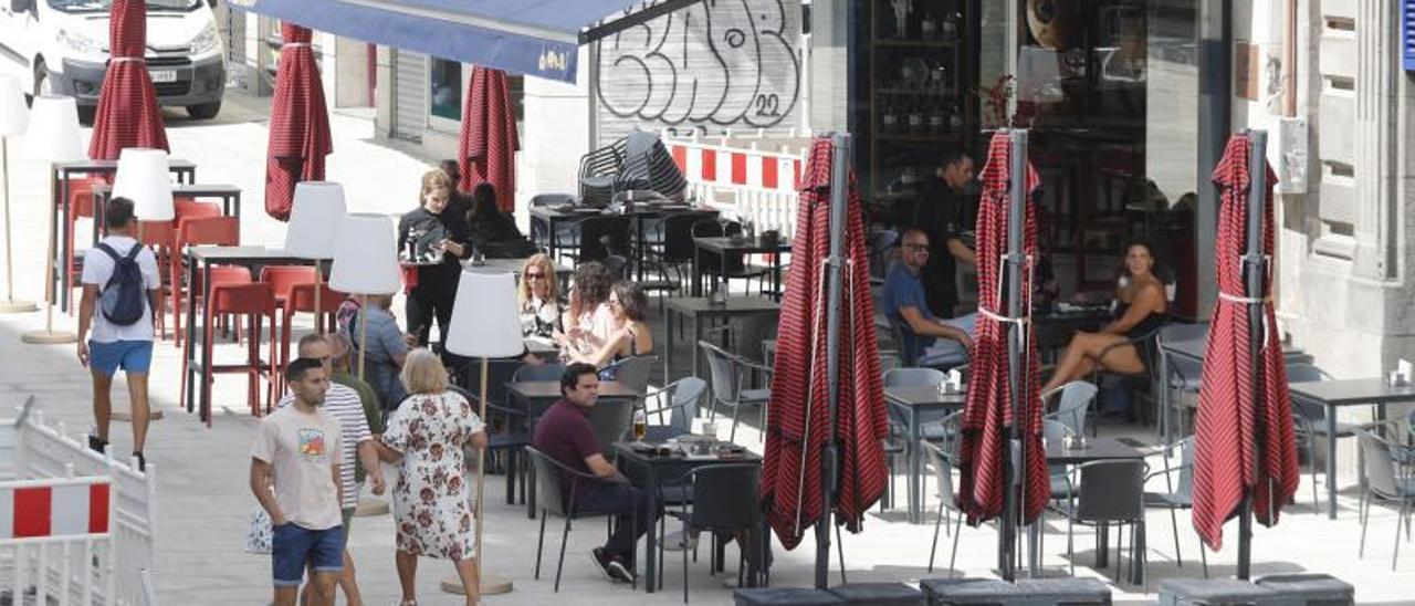 Varias personas en una terraza disfrutan del buen tiempo que dejó este fin de semana.