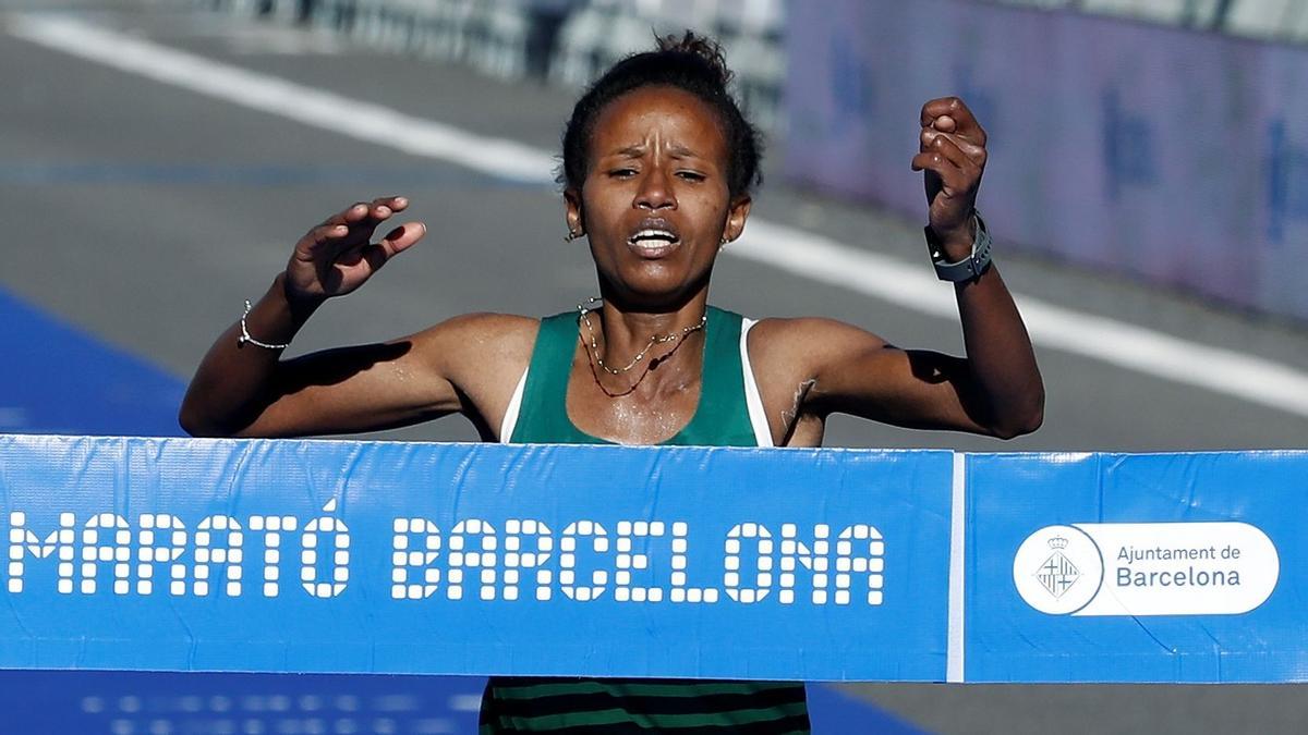 La atleta etíope Tadu Teshome, de 20 años de edad y debutante en la distancia, ganó en la categoría femenina de la Maratón de Barcelona celebrada esta mañana con un tiempo de 2.23.53 horas batiendo con el registro el récord del circuito.