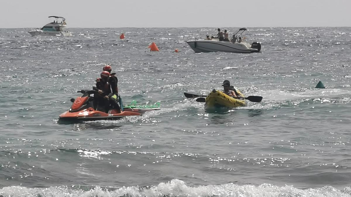 Los socorristas remolcan a un kayak en el litoral del Portitxol