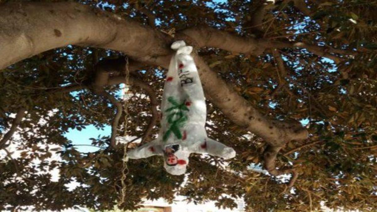 El muñeco con la cara de Abascal apareció en el ficus de la plaza María Agustina.