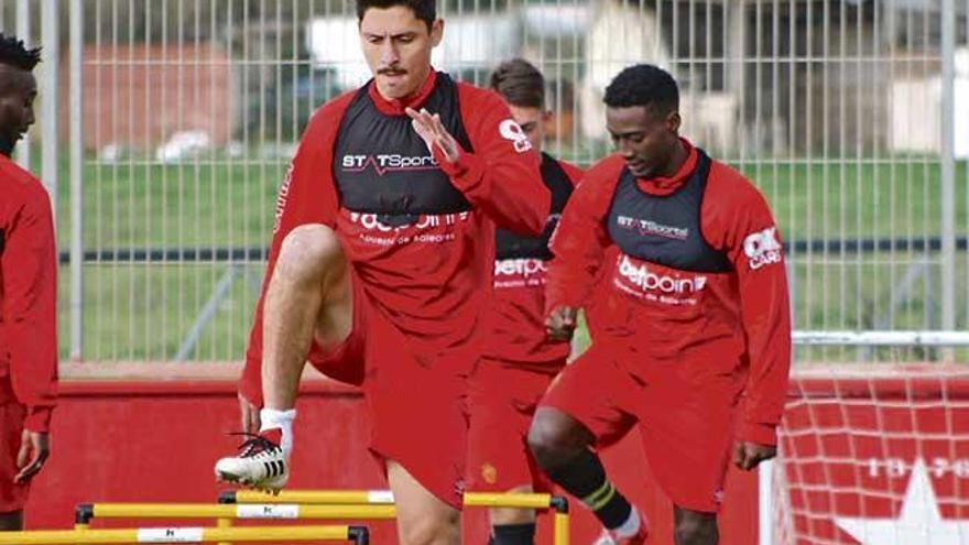 Alejandro Faurlín es uno de los futbolistas con posibilidades de acumular minutos con la elástica bermellona en Cornellà.