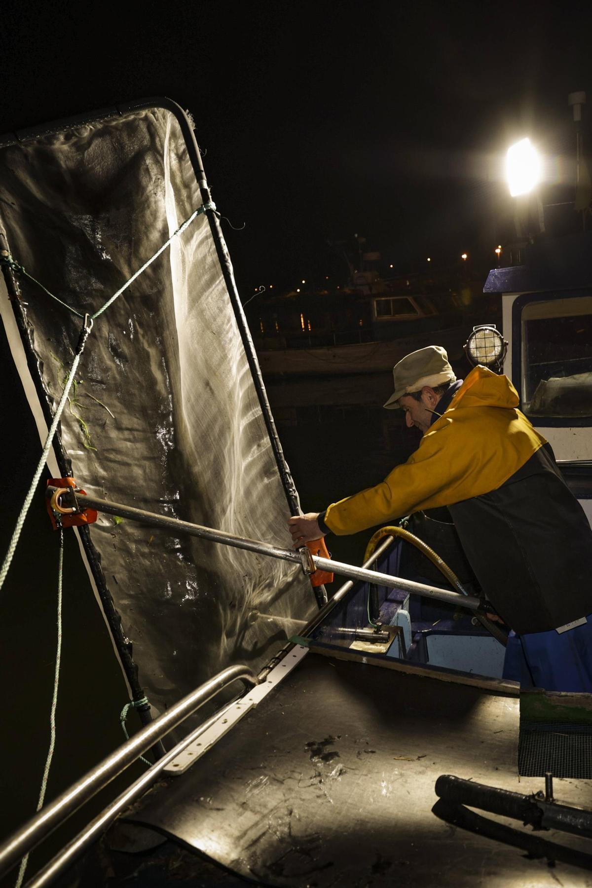 Las solitarias y duras noches de los anguleros de Asturias