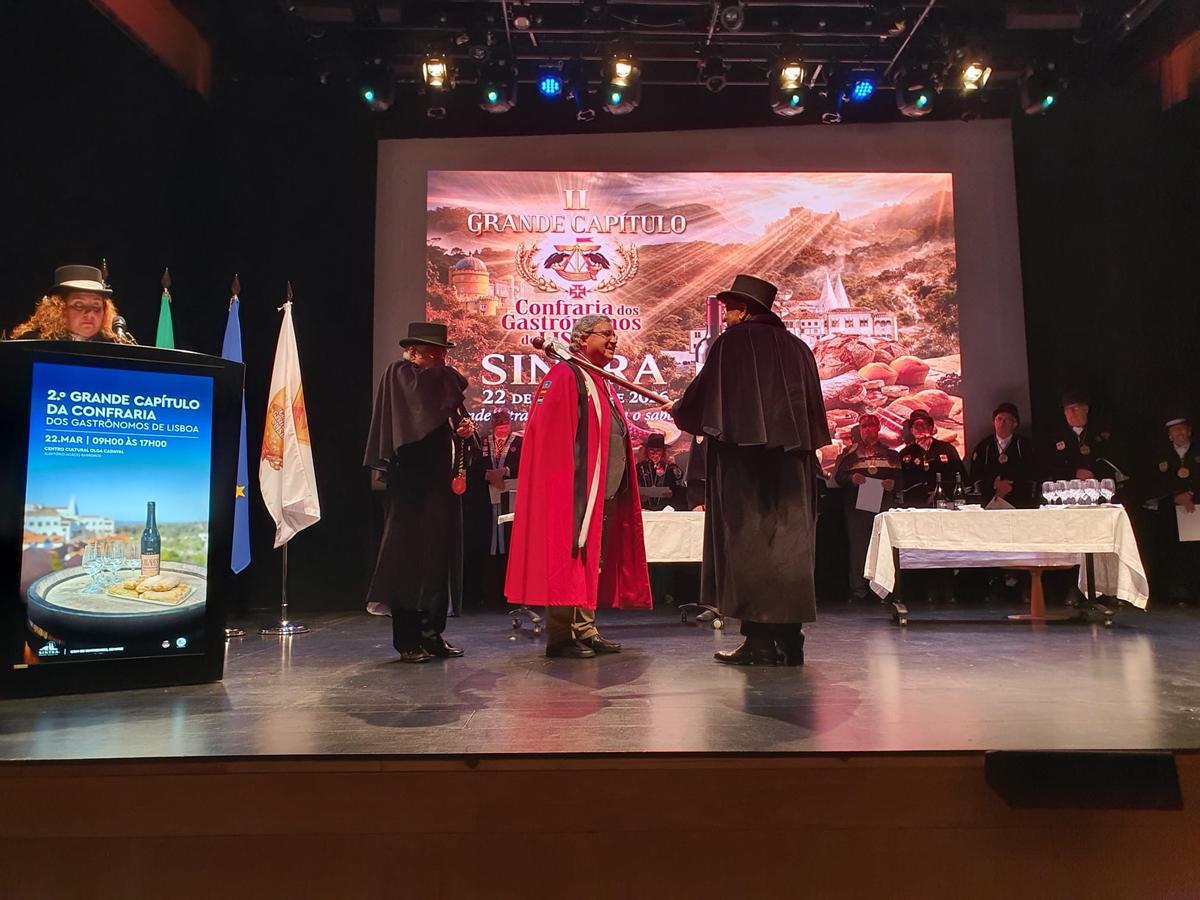 Román Antonio Álvarez recibe los atributos como gastrónomo de honor de la cofradía lisboeta.