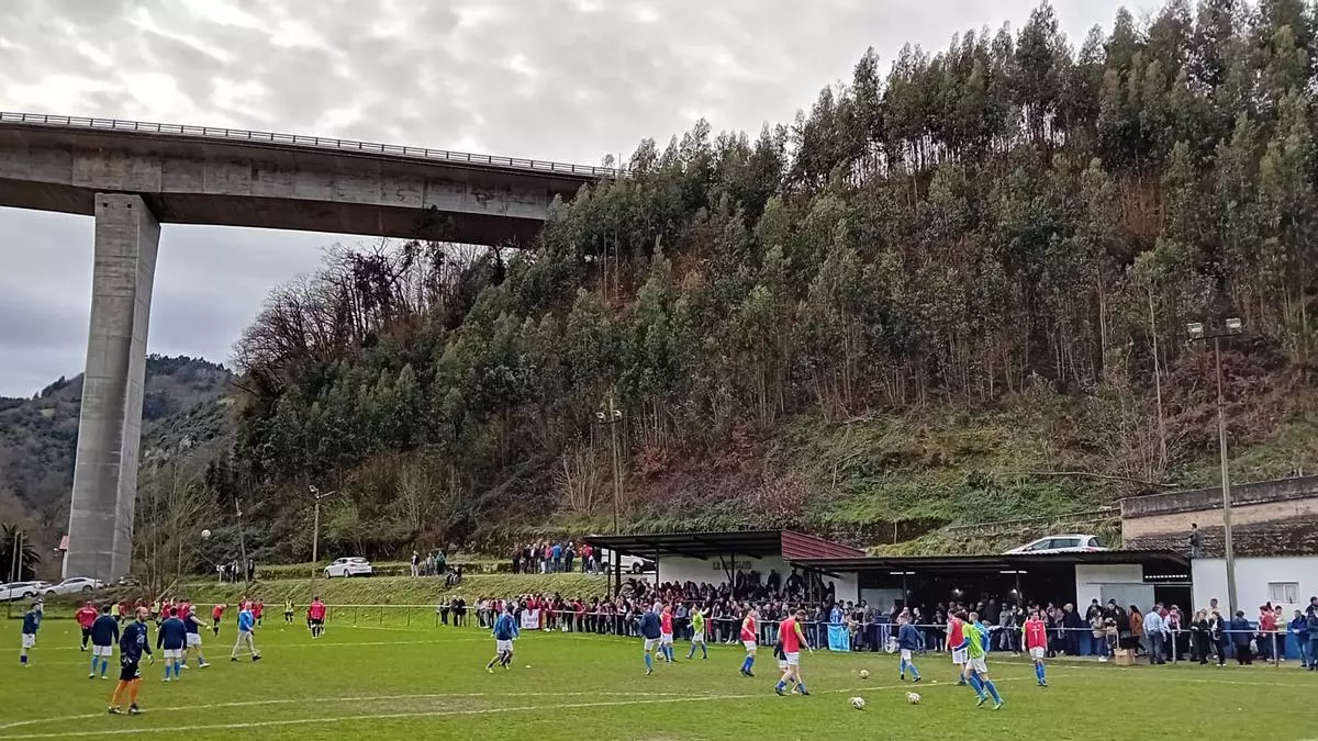 El otro derbi: así fue el choque entre los de Cornellana y los de La Espina en el Campo Municipal de Vistalegre