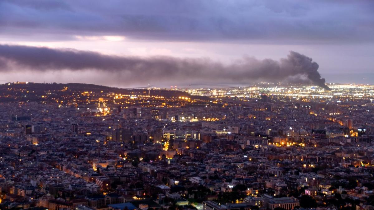 Un incendio en una planta de residuos de la Zona Franca, en Barcelona