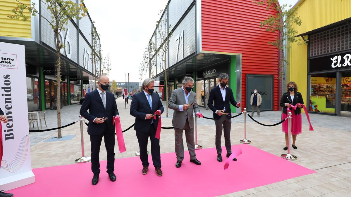 La familia Soláns sondea la venta de La Torre Outlet dos años después de  abrir