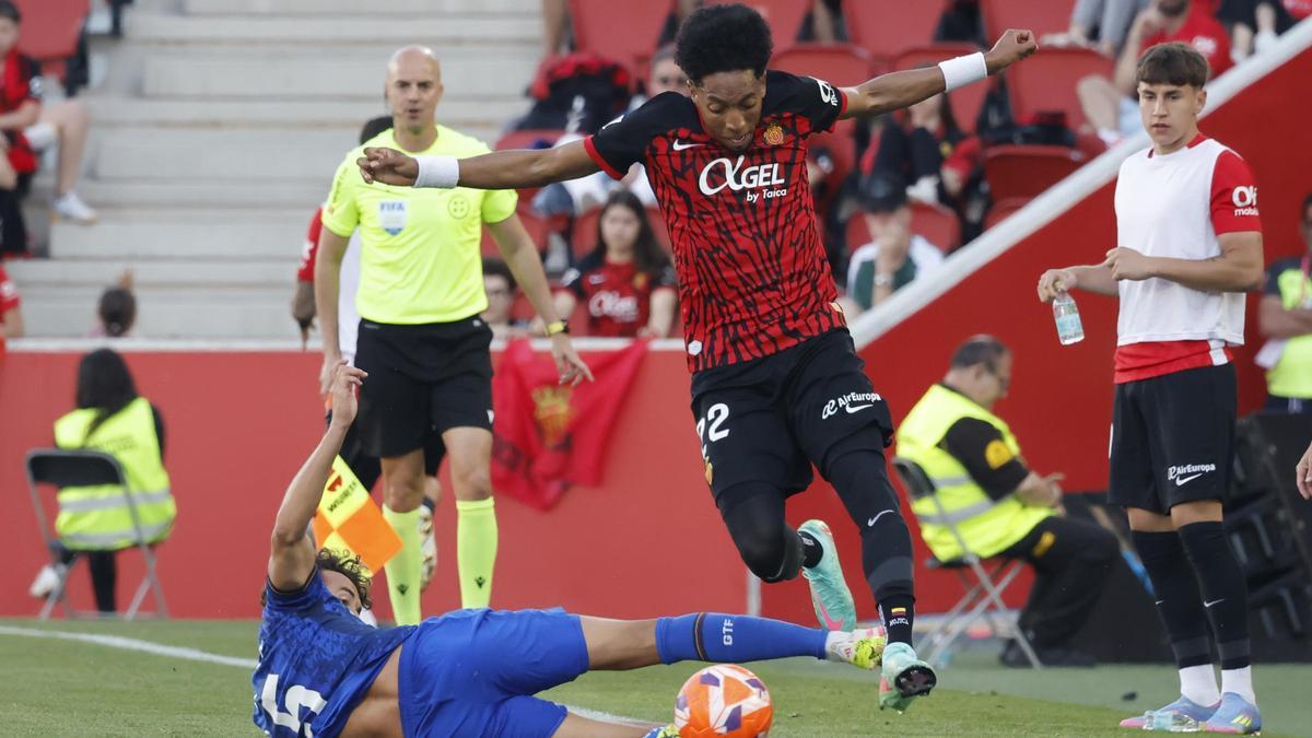Archivo. 18/05/2025. El defensa del Mallorca Johan Mojica (d) disputaba un balón con el centrocampista del Getafe Luis Milla (i) durante el encuentro de LaLiga entre RCD Mallorca y Getafe CF disputado en el estadio Son Moix de Palma de Mallorca.
