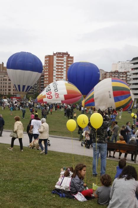 Salida de la regata de globos aerostáticos desde el "solarón", en Gijón.